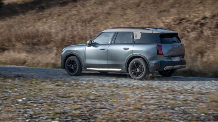 Mini Countryman D (U25) fahrend von schräg seitlich aufgenommen