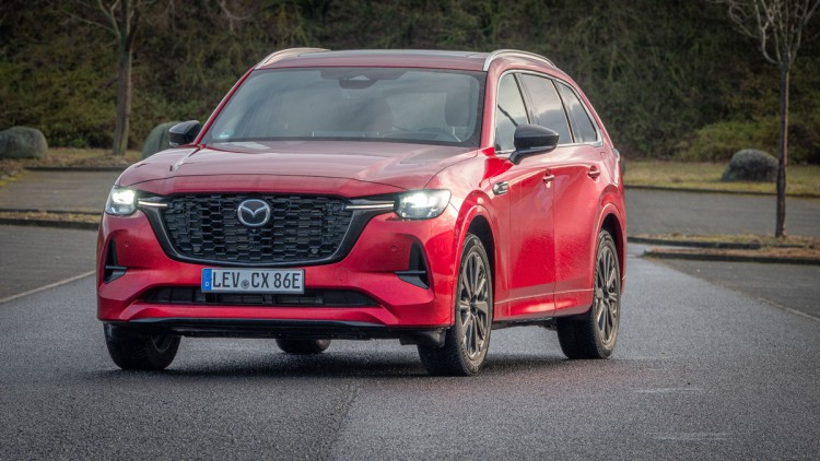 Mazda CX-80 von schräg vorn fotografiert, Lackierung Chrystal Red