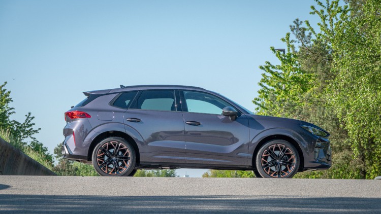 Seitenansicht stehend des Cupra Terramar VZ mit klassischem 265-PS-Benziner