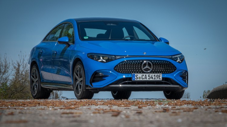 Mercedes CLA von vorn stehend gegen den Himmel fotografiert