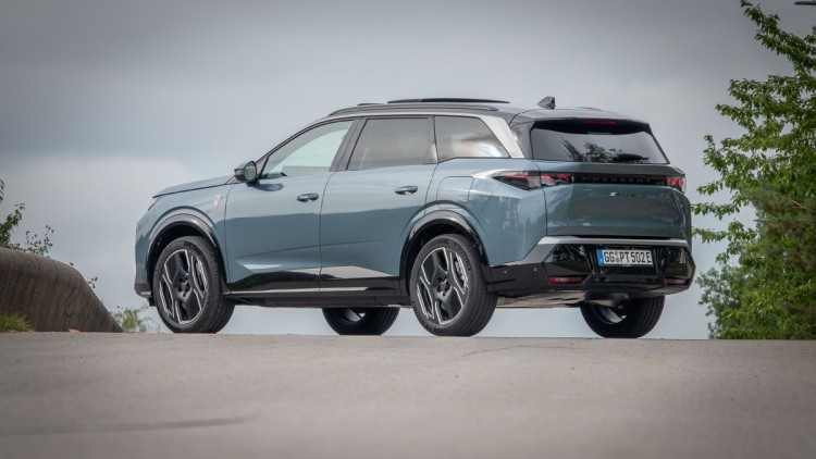 Heckansicht des Peugeot 5008 Elektro gegen den Himmel fotografiert. Sieht aus wie Freisteller