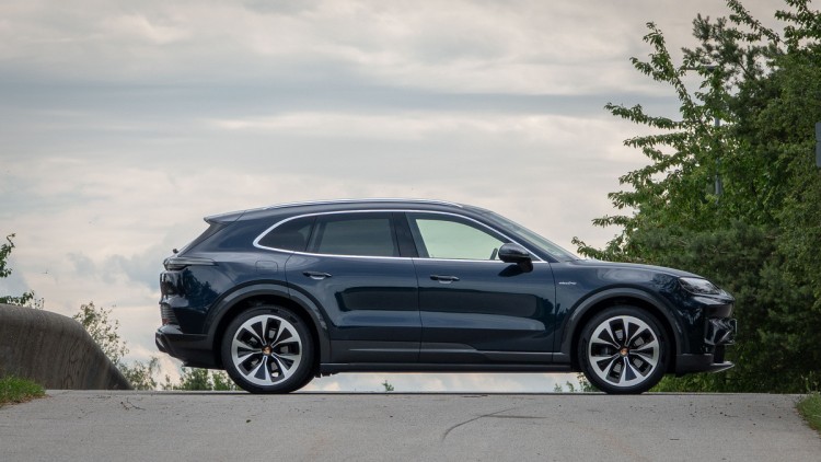 Seitenansicht des Porsche Cayenne ELectric gegen den Himmel aufgenommen