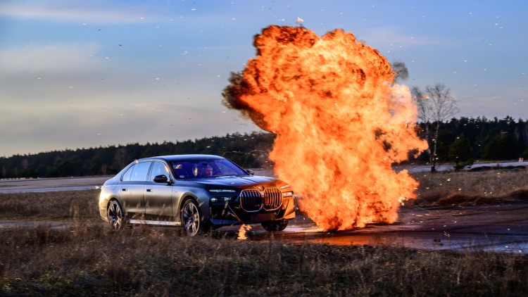 Gepanzerter BMW 760i fahrend durch Feuer