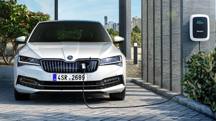 Skoda: Das kostet der Superb mit Stecker