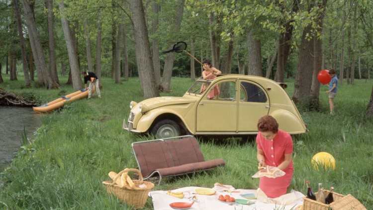 Die Ente und ihre Kinder – Der legendäre Citroën 2CV inspirierte eine originelle Kleinwagenfamilie und kehrt 2028 als vollelektrisches Retromodell zurück.