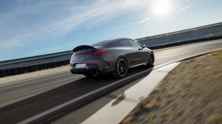 Zur technischen Ausstattung zählen ein adaptives Sportfahrwerk und eine aktive Aerodynamik mit ausfahrbarem Heck- beziehungsweise Dachkantenspoiler.