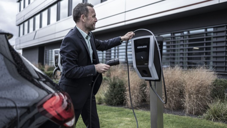 Bei der Umstellung auf E-Mobilität müssen Unternehmen weiterhin Hürden überwinden.