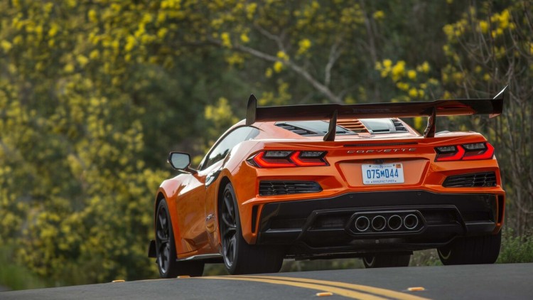 .079 PS aus dem 5,5-Liter-Biturbo-V8 liefern nach wie vor den Grundton, dazu kommen 189 PS aus einem Elektromotor an der Vorderachse.