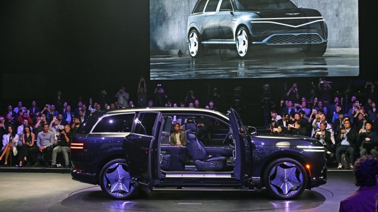 Mit dem GV90 hat Genesis eine neue Stufe in seiner Luxus-Strategie gezündet. Das künftige Flaggschiff markiert zugleich den Aufbruch in eine neue E-Zukunft der Marke.