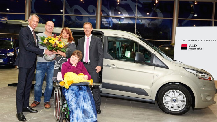 Familie Westphal erhält im Autohaus Hugo Pfohe einen umgebauten Ford Tourneo Connect.