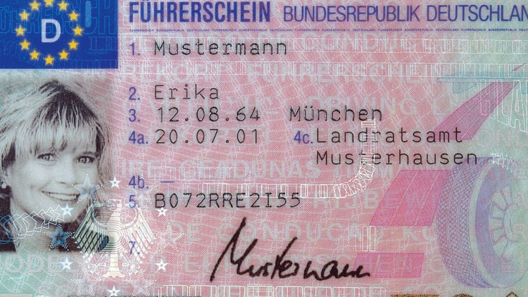 Zu beachten: Statt wie bisher bei 18 zieht die Behörde den Führerschein ab Mai schon bei acht Punkten ein.