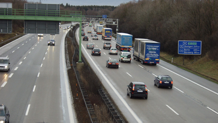 Leere Autobahnen: Corona halbiert Verkehrsaufkommen