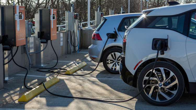 Branche: Stromnetz nicht vorbereitet für E-Autos