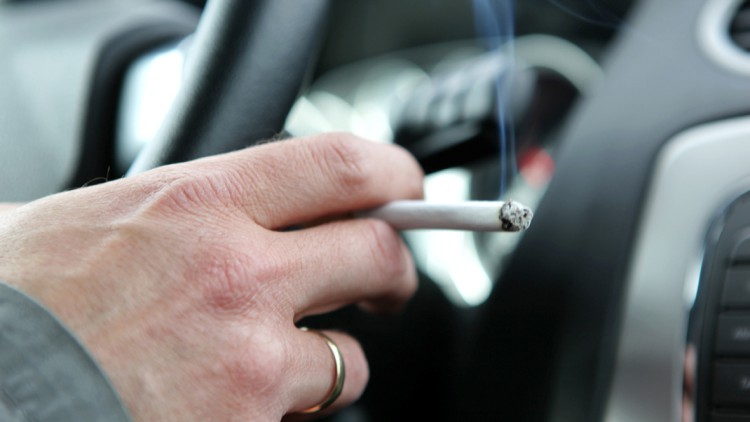 Raucher Zigarette am Steuer Auto Sicherheit