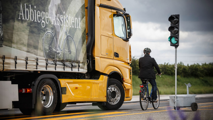 Unfallforschung: Lkw-Radfahrer-Unfälle meist an Kreuzungen