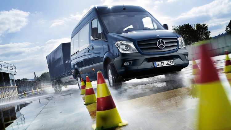 Mit Anhängsel und Kegel: Mercedes-Benz führt seit 2003 kostenlose Fahrsicherheitstrainings für Transporter-Fahrer durch.