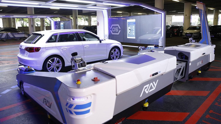 Trägt sich die Investition? Einparkroboter "Ray" vermisst am Flughafen Düsseldorf ein Auto, hebt es an und transportiert dieses auf einen Stellplatz.