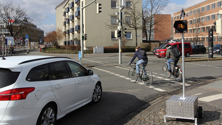 Totwinkel-Warner: DLR testet dynamisches Ampelwarnlicht