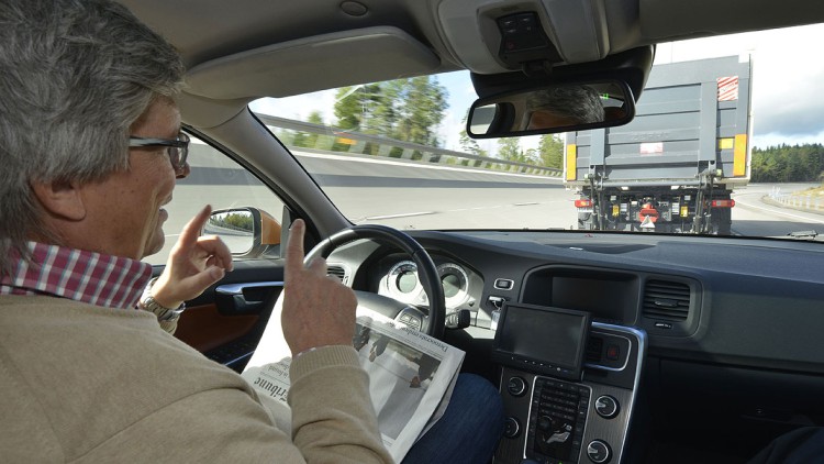 Expertenmeinung: Autonome Autos könnten ab 2015 auf der Straße rollen.