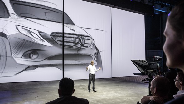 Daimler-Chef Dieter Zetsche präsentiert vor einer großen Pressemenge den neuen Vito 