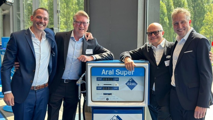 V.l.n.r. Florian Wolfframm (Vice President Retail Sales & Marketing Payback Germany), Bernhard Brugger (Geschäftsführer Payback), Walter H. Lukner (Geschäftsführer Payback Austria) und Achim Bothe (Vorstandsvorsitzender Aral)