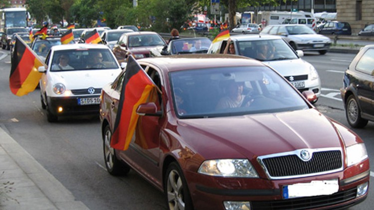 Fußballfahne am Auto: Ein Liter pro Stunde mehr Sprit