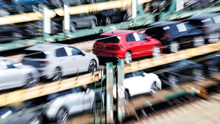 Zahlreiche Autotransportwagen mit Neufahrzeugen von der Volkswagen AG stehen auf den Gleisanlagen von einem Rangierbahnhof in München (Bayern).