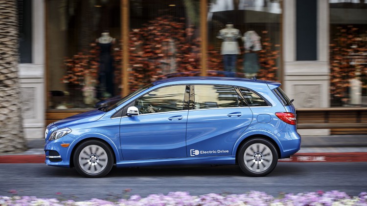 Stromerpartner: Daimler elektrifiziert mit Tesla-Hilfe seine Mercedes B-Klasse, die zunächst in USA ihr Debüt gibt.