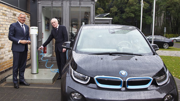 Übergabe: Ein BMW i3 fürs Museum