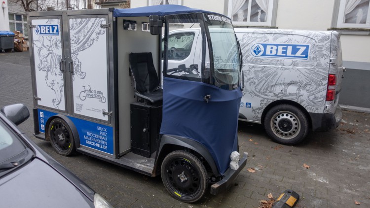 Großes Heavy-Duty-Lastenrad steht neben einem Opel Vivaro und man erkennt den Größenunterschied gut 