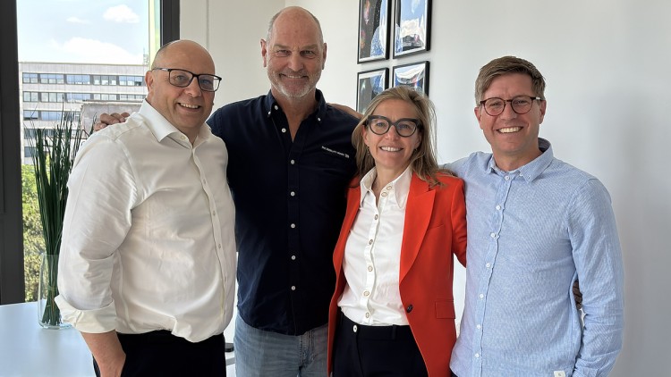 V.l.n.r.: Pierre Jalady, General Manager Mobility EMEA von Edenred und CEO von UTA Edenred, Thomas Raffeiner, Founder & CEO The Mobility House, Diane Coliche, COO Mobility von Edenred, und Heiko Bayer, Managing Director The Mobility House Solutions