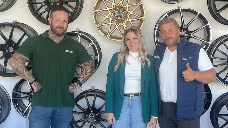 V.li.n.re.: Maximilian Rybarski (Servicecenterleiter-Springer Euromaster), Finja Haug (Geschäftsführerin Haug) und Sascha Willmann (Vertriebsleiter Euromaster)