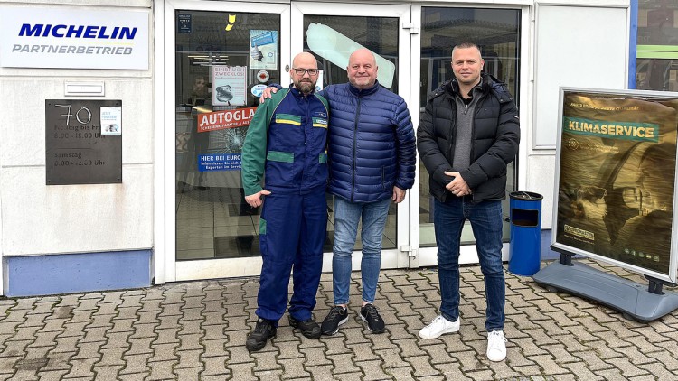 V.li.n.re.: Alexander Mack und Markus Schlischka (Geschäftsführer M+S Reifen- und Autoservice) und Sebastian Achrainer (Bereichsleiter Netzwerk Management Euromaster)