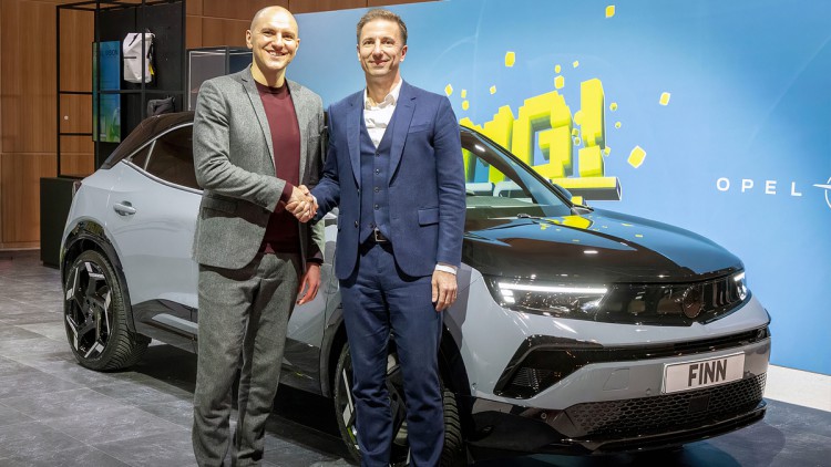 Paul Nobis, Senior Vice President Fleet bei Finn (li.), und Florian Huettl, Managing Director Stellantis Germany und CEO Opel & Vauxhall