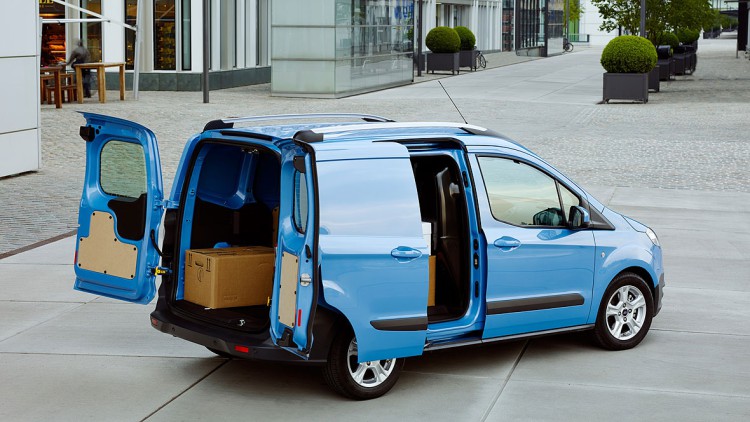 Kann Schleppen, wenn es eng wird: Ford schickt den Transit Courier für den Stadtlieferverkehr ins Rennen. 