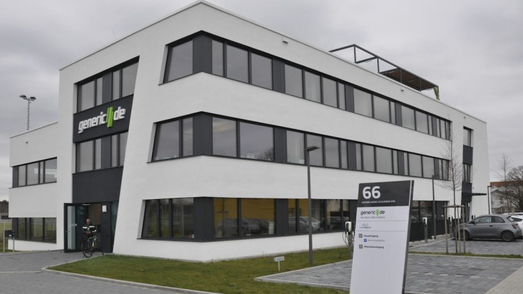 Günstiger Stromvertrag und eine neue Ladeinfrastruktur rund um das neue Firmengebäude machen die Elektrifizierung bei Generic.de möglich.