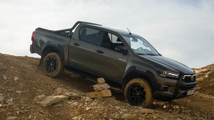 Fahrbericht Toyota Hilux: Ein Weltenbummler macht sich schick