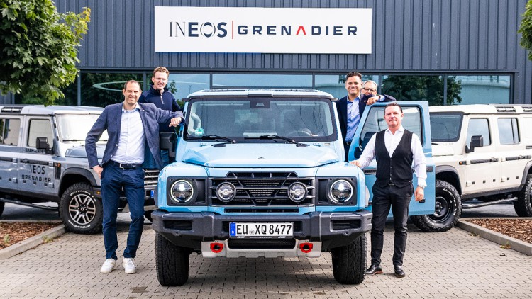 V.l.n.r.: Leif Scholz (Head of Sales Europe Ineos Automotive), Frederik Faupel (Fleet Sales Manager Europe Ineos Automotive), Armin Dorsemagen (Head of Fleet Management Arndt Automobile), Jens Trostmann (Leiter Werkstatt Krah & Enders) und Michael Horn (G