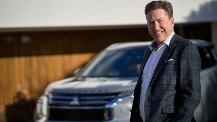 Jens Schuld von MMD vor dem Mitsubishi Outlander