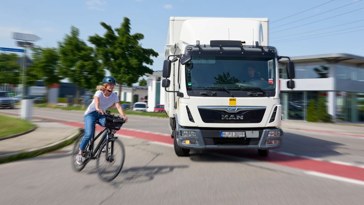 ADAC: Nachrüstbare Lkw-Abbiegeassistenten im Test