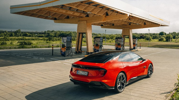 Lotus Emeya steht in einem Ladepark