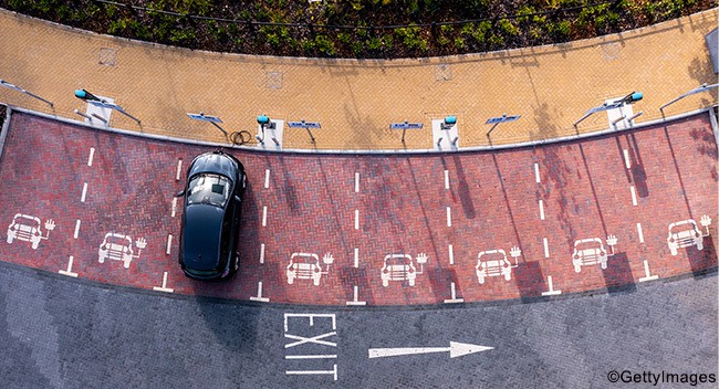 Ladepark E-Autos mit einem Auto von oben