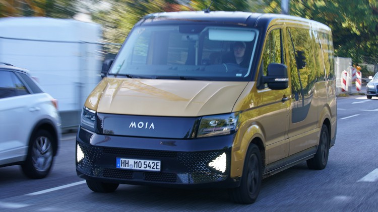 Ein Sammeltaxi von Moia ist in Hamburg unterwegs. 