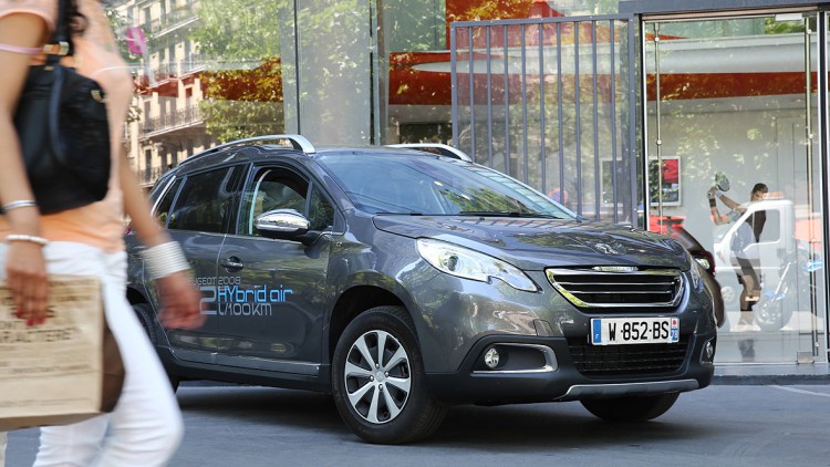 Zwei-Liter-Ziel: PSA und Bosch arbeiten gemeinsam an einem Luft-Hybriden, der den Spritverbrauch drastisch senken soll.