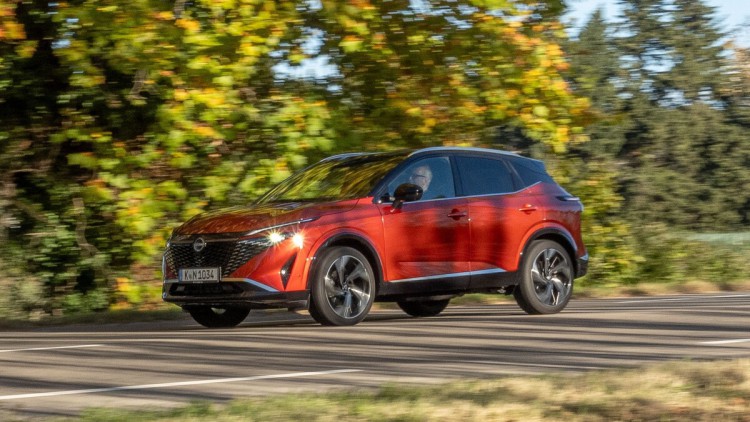 Nissan Qashqai fahrend Nahaufnahme