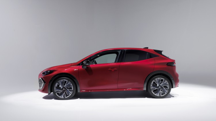 Seitenansicht eines roten Renault Clio Modelljahr 2026