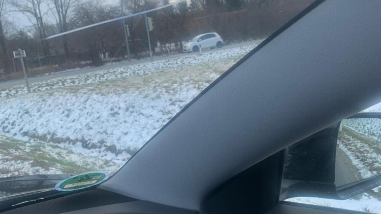 Steinschlag in der Windschutzscheibe eines Tesla Model 3