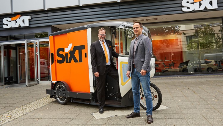 Lars-Eric Peters (Senior Vice President DACH, Sixt Van & Truck, l.) und Beres Seelbach (Co-CEO von Onomotion) sind nun Mobilitäts-Partner