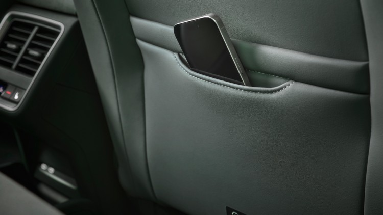 Skoda Enyaq (2025), Rücksitz, Lehne, Tasche, Handy