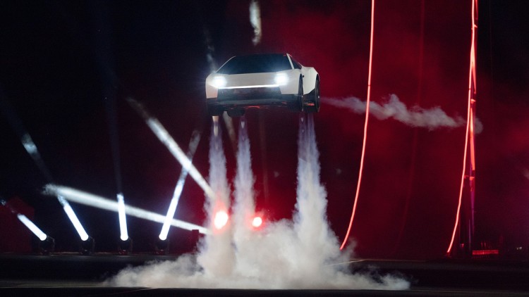 Das Foto zeigt eine Tesla Roadster mit Kaltgas-Triebwerken bei einer Präsentation in der texanischen Stadt Waco.